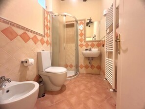 Dusche, Haartrockner, Bidet, Handtücher