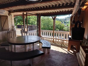 Outdoor dining - Charming cottage, quiet location, close to the sea and nature (Ozón)