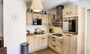 Refrigerador, microondas, horno y cafetera y tetera