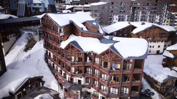 Un hotel a più piani dal design architettonico moderno, con balconi e ampie finestre.
