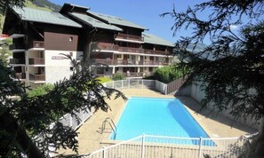 Outdoor pool - Spacious Duplex Apartment for 6 People, 43m2, in the Heart of the Village and Close to the Slopes (Beaufort)