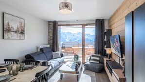 Living area - Apartment in Vieil Alpe Near Ski Slopes (Huez)