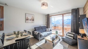 Living area - Apartment in Vieil Alpe Near Ski Slopes (Huez)