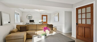 Spacious, Modern 5-bedroom House with Hot Tub near Medicine Lake