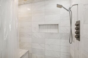 Bidet, serviettes fournies, savon, papier de toilette