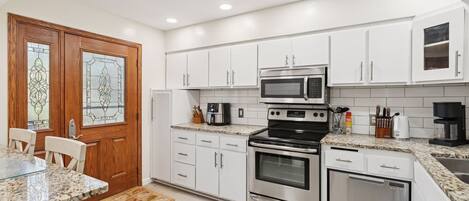 Micro-ondes, four, plaque de cuisson, lave-vaisselle