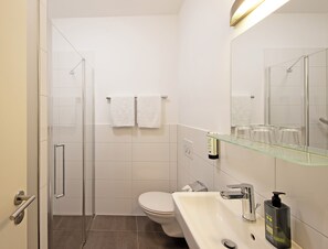 Shower, hair dryer, towels - Hotel Scheffelhof (Konstanz)