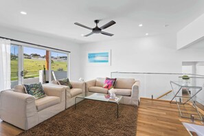 Interior - Art Flava Haus Stylish Oceanfront Retreat in San Remo (San Remo)