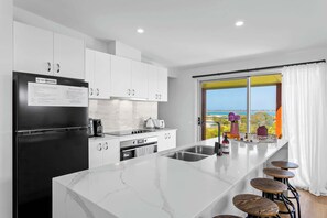 Køleskab, mikrobølgeovn, ovn, kogeplade