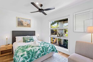 4 chambres, bureau, fer et planche à repasser, lit parapluie