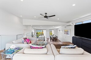 TV - Art Flava Haus Stylish Oceanfront Retreat in San Remo (San Remo)