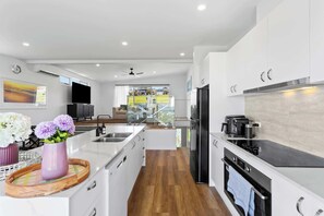 Fridge, microwave, oven, stovetop - Art Flava Haus Stylish Oceanfront Retreat in San Remo (San Remo)