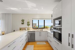 Køleskab, mikrobølgeovn, ovn, kogeplade