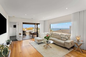 TV, offices - Family Home with Amazing Ocean Views (San Remo)