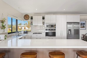 Fridge, microwave, oven, stovetop - Family Home with Amazing Ocean Views (San Remo)