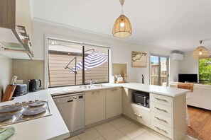 Een koelkast, een microgolfoven, een oven, een kookplaat