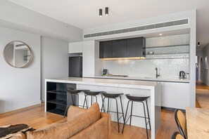 Apartamento | Cocina privada | Microondas, horno, placa de cocina y lavavajillas