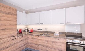 Mikrowelle, Geschirrspüler, Kochgeschirr/Geschirr/Besteck