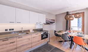 Mikrowelle, Geschirrspüler, Kochgeschirr/Geschirr/Besteck