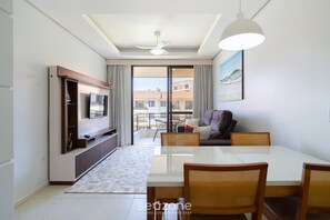 Basic Apartment | Living area | 32-inch Smart TV with digital channels - Apto com Vista para Praia dos Ingleses CPD0306 (Florianópolis)