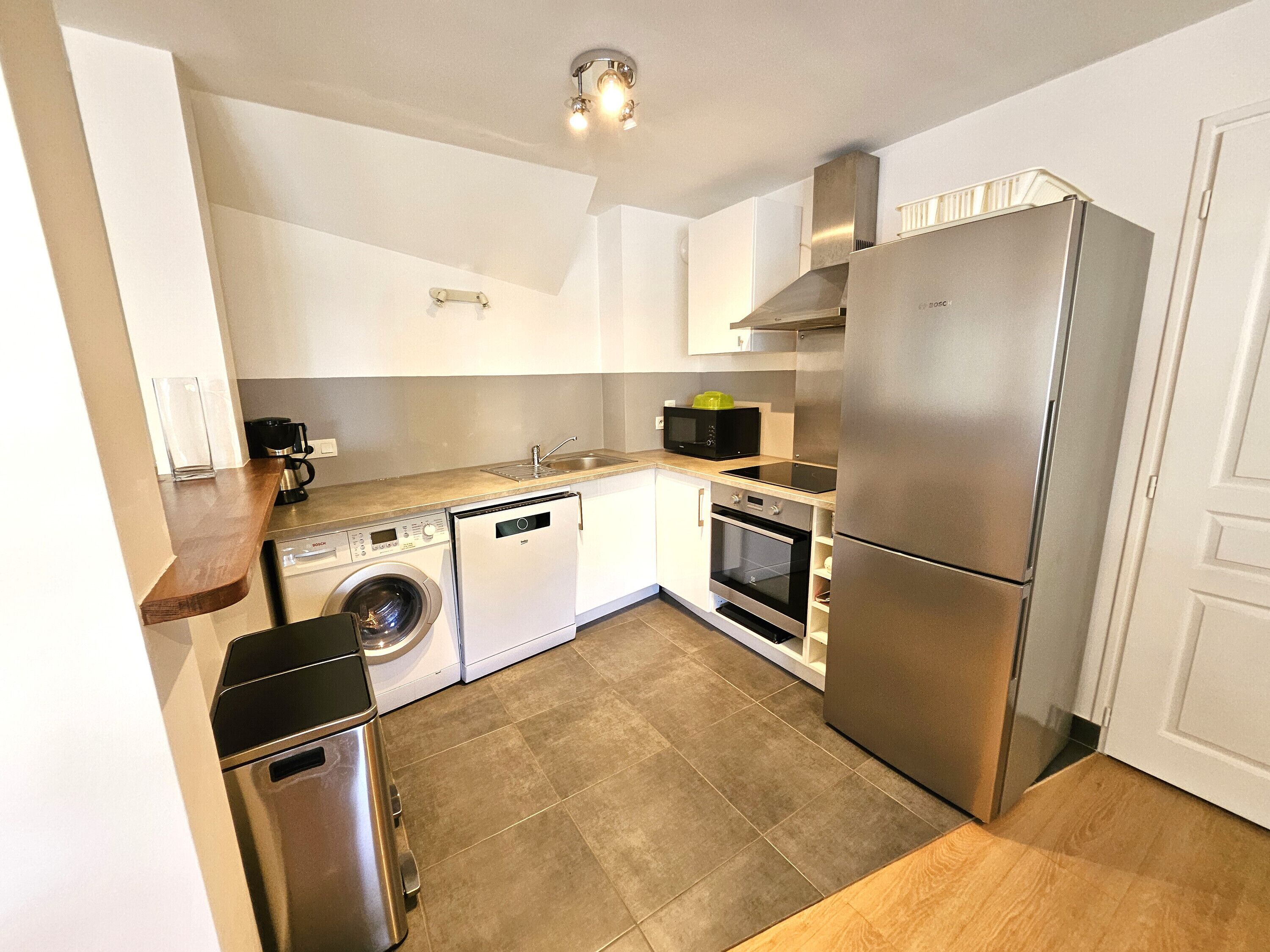 雪櫃、微波爐、焗爐、爐具