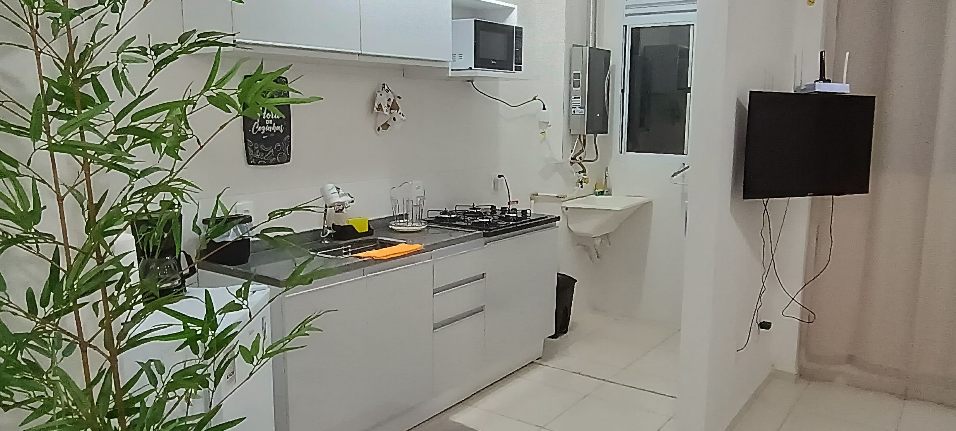 Kühlschrank, Mikrowelle, Herdplatte, Kochgeschirr/Geschirr/Besteck