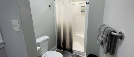 Douche, serviettes fournies