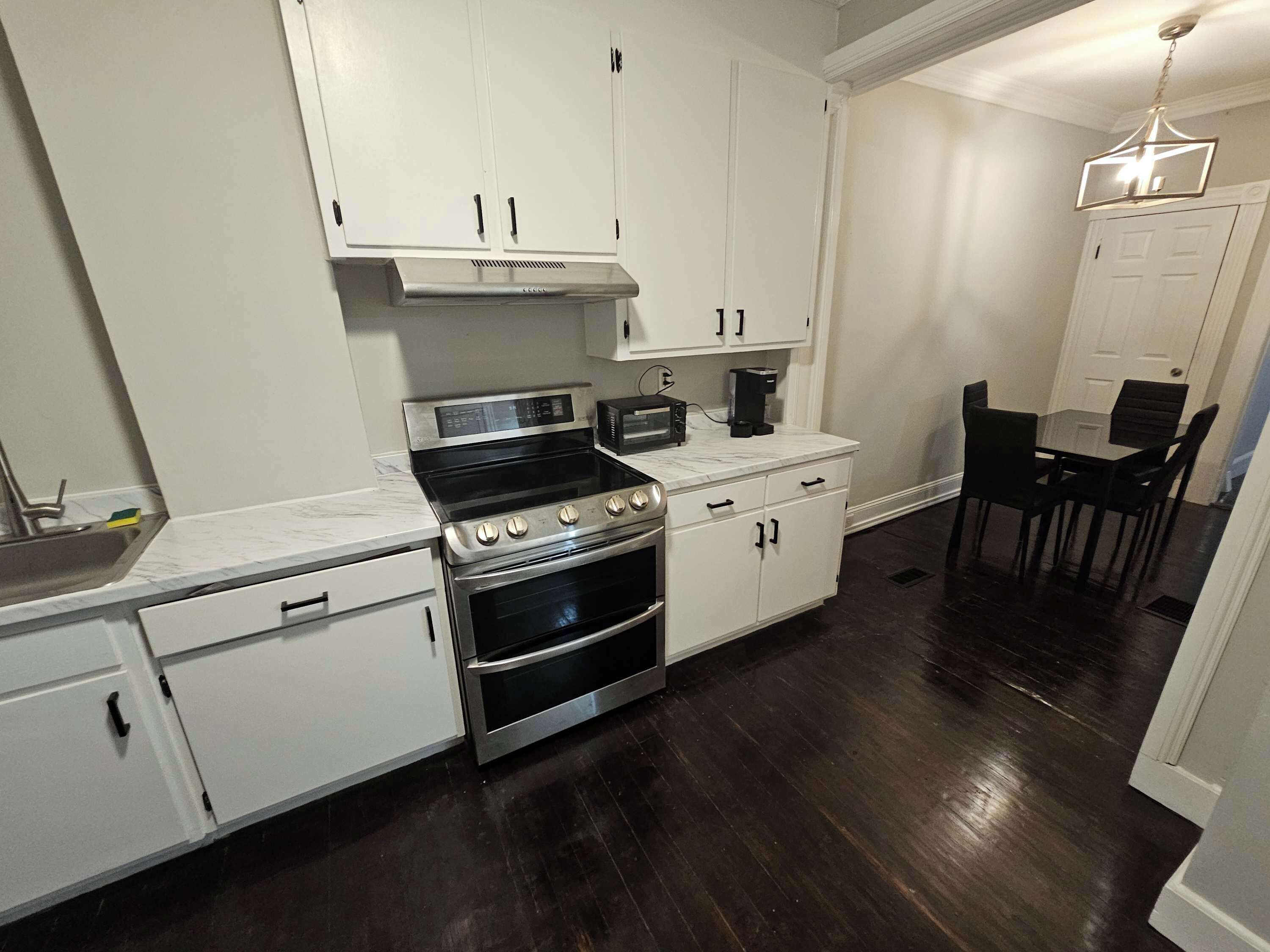 Jääkaappi, mikroaaltouuni, uuni, liesi