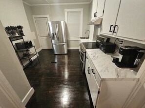 Frigorífico, microondas, horno y placa de cocina