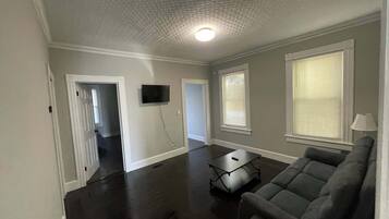 Una televisión, una oficina