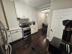 Fridge, microwave, oven, stovetop - 2BR Apartment Near Wesleyan 102 (Middletown)