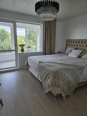 4 habitaciones, tabla de planchar con plancha, wifi y ropa de cama