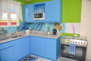 Een koelkast, een microgolfoven, een oven, een kookplaat