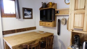 Dining - One-bedroom Apartment With Cabin Near the Slopes, for 4 People. Rated (Beaufort)