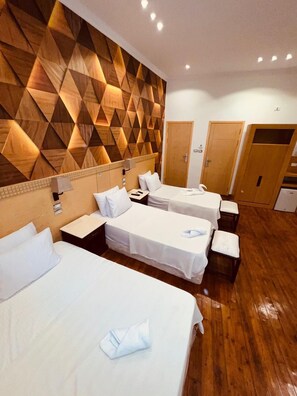 غرفة عادية ثلاثية - منظر للمدينة | مكتب ومساحة عمل للكمبيوتر المحمول وواي فاي مجانًا