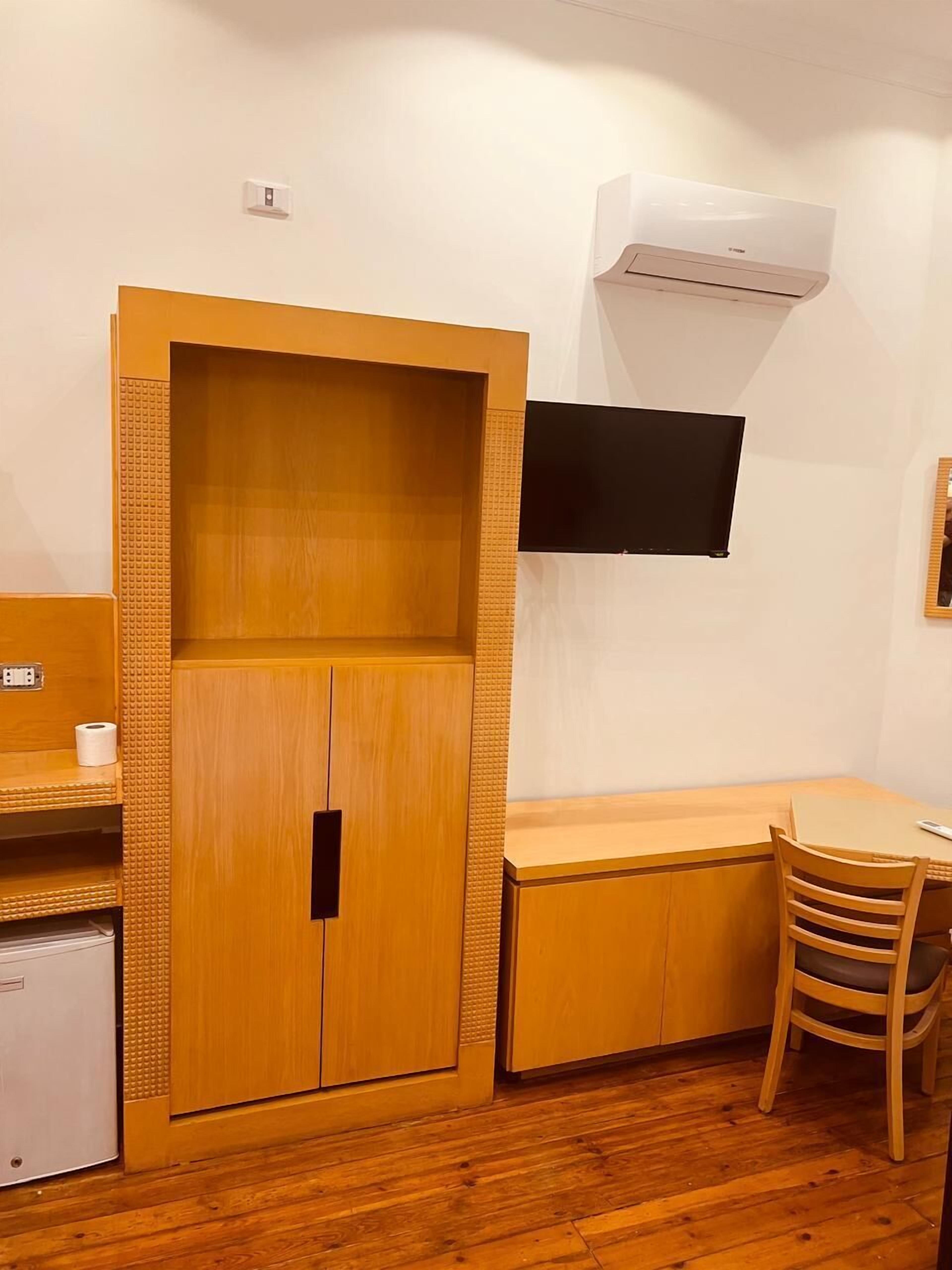 Desk, laptop workspace, free WiFi