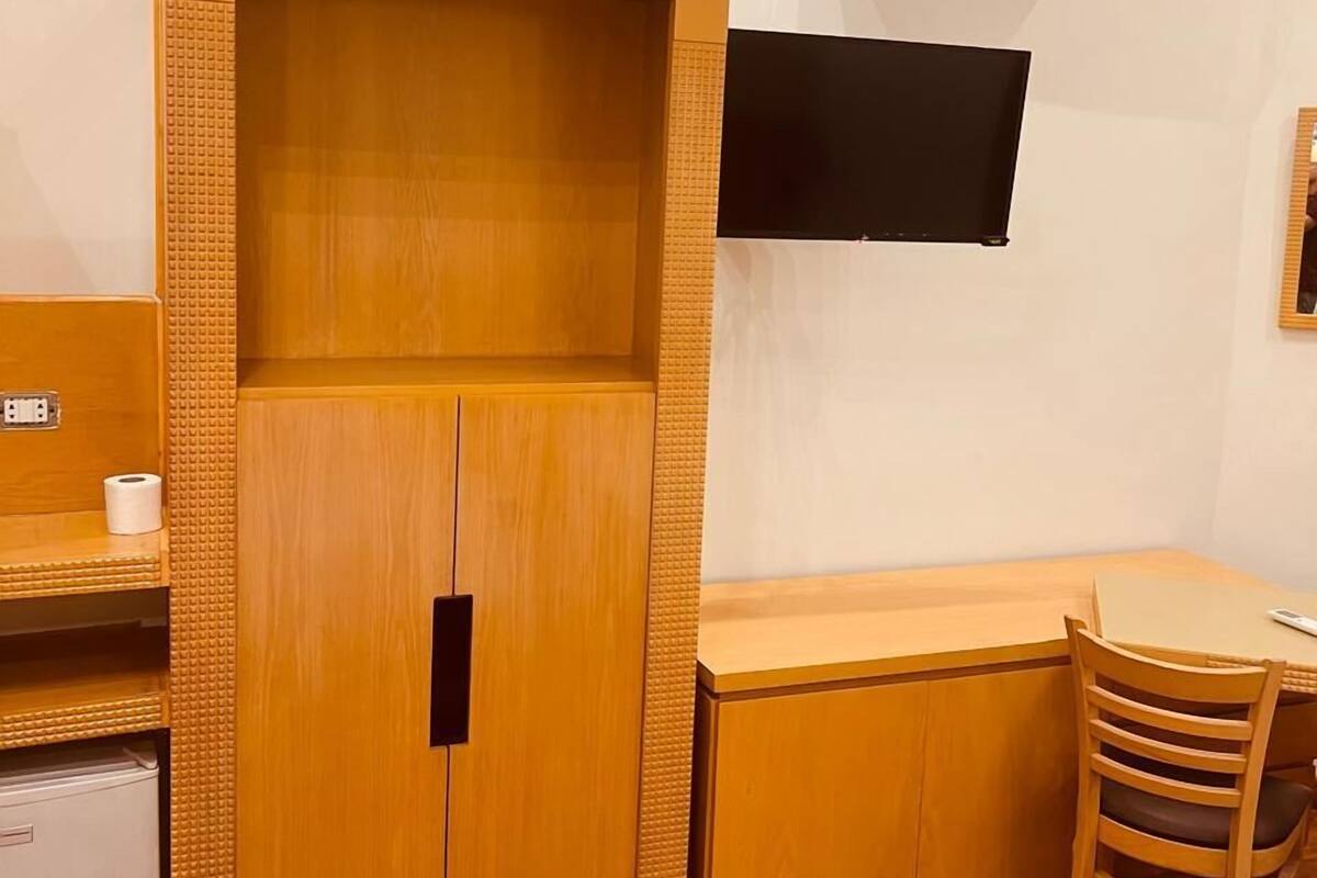 Schreibtisch, laptopgeeigneter Arbeitsplatz, kostenloses WLAN
