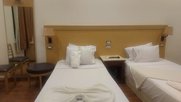 Habitación estándar con 1 cama matrimonial o 2 individuales, vista a la ciudad | Escritorio, espacio para trabajar con laptop y wifi gratis 