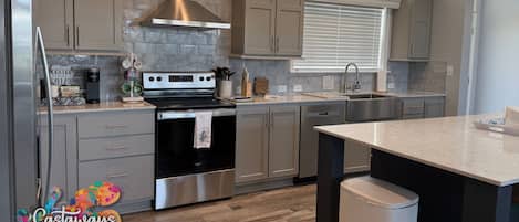 Een koelkast, een magnetron, een oven, een kookplaat