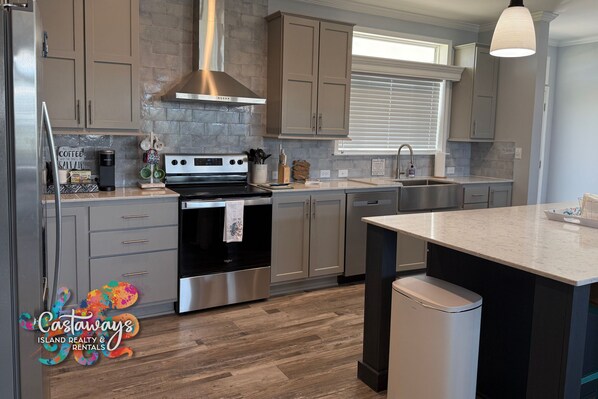 Jääkaappi, mikroaaltouuni, uuni, liesi