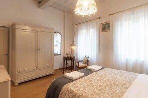1 habitación, escritorio, tabla de planchar con plancha y wifi 