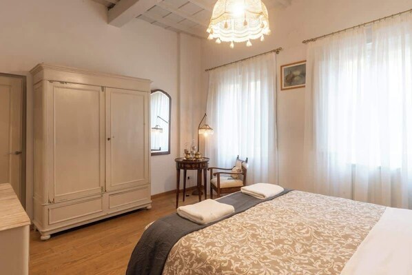 1 bedroom, desk, iron/ironing board, WiFi