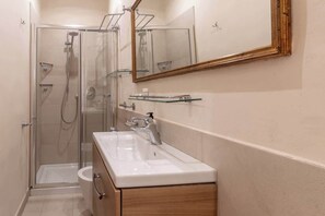 Een douche, een haardroger, handdoeken, shampoo