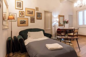 1 habitación, escritorio, tabla de planchar con plancha y wifi 