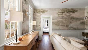 5 bedrooms, iron/ironing board, WiFi, bed sheets