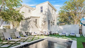 A pool area with lounge chairs and a small pool. - Luxe 5BR w/ Heated Pool~1 Block to King~Lowcountry House (Charleston)