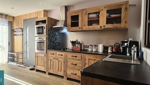 Private kitchen - Charming One-bedroom Apartment on the Ground Floor of a Typical Mountain Chalet (Saint-Sorlin-d'Arves)