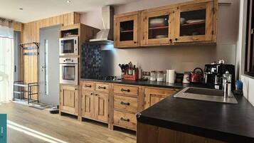 Oven, electric kettle, cookware/dishes/utensils