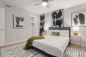 1 soverom, skrivebord, strykejern/-brett og reiseseng for barn