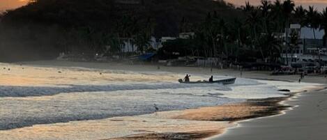 På stranden, solstolar och strandhanddukar